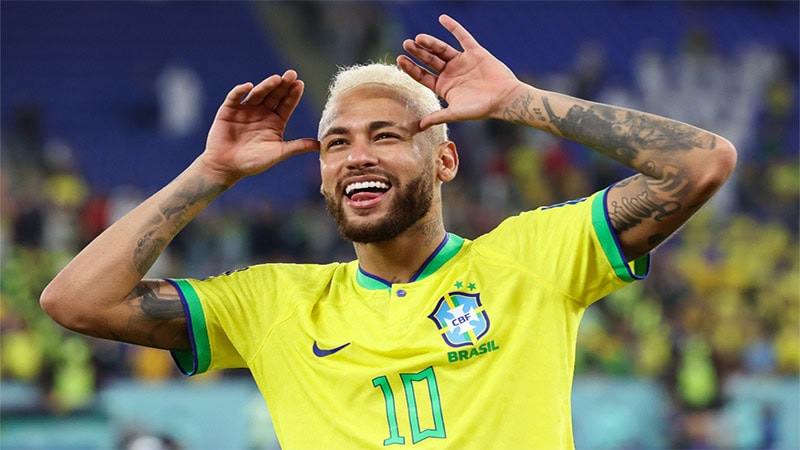 Neymar là cái tên đi đầu trong việc mua cầu thủ trên 100 triệu euro